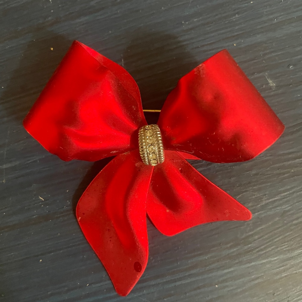 FESTIVE RED BOW CHRISTMAS BROOCH WITH SATIN FINISH GOLDTONE RHINESTONE CENTER